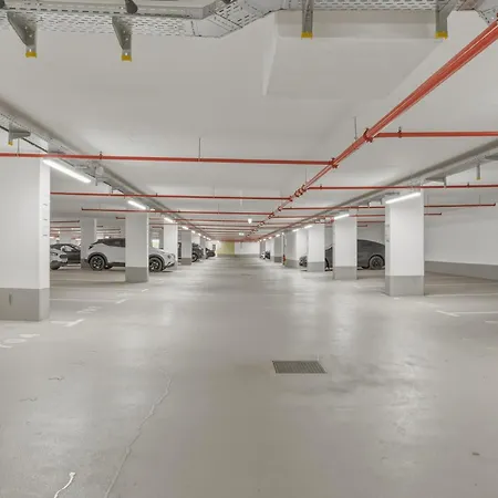 아파트 Business With Skyline View With Parking Space